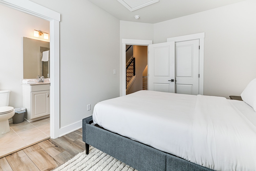 2 Mi to Uptown Charlotte: Townhome w/ Balconies!
