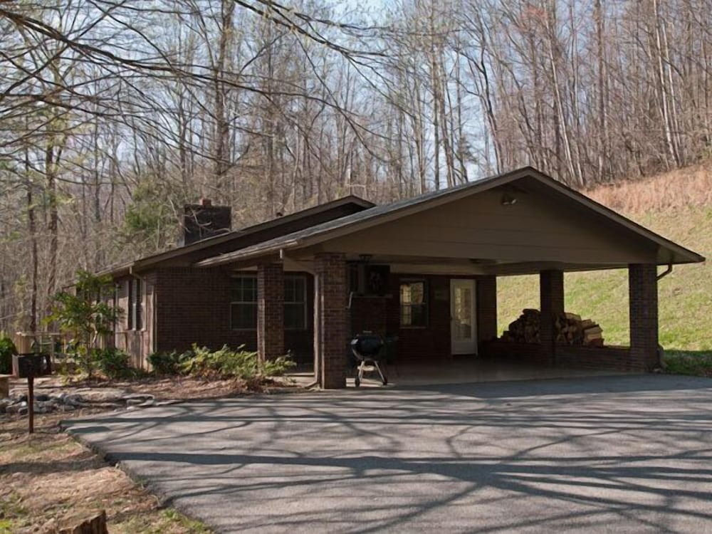 Cookeville Vacations - Lakeside Resort-Lakeside Cabins - Property Image 1