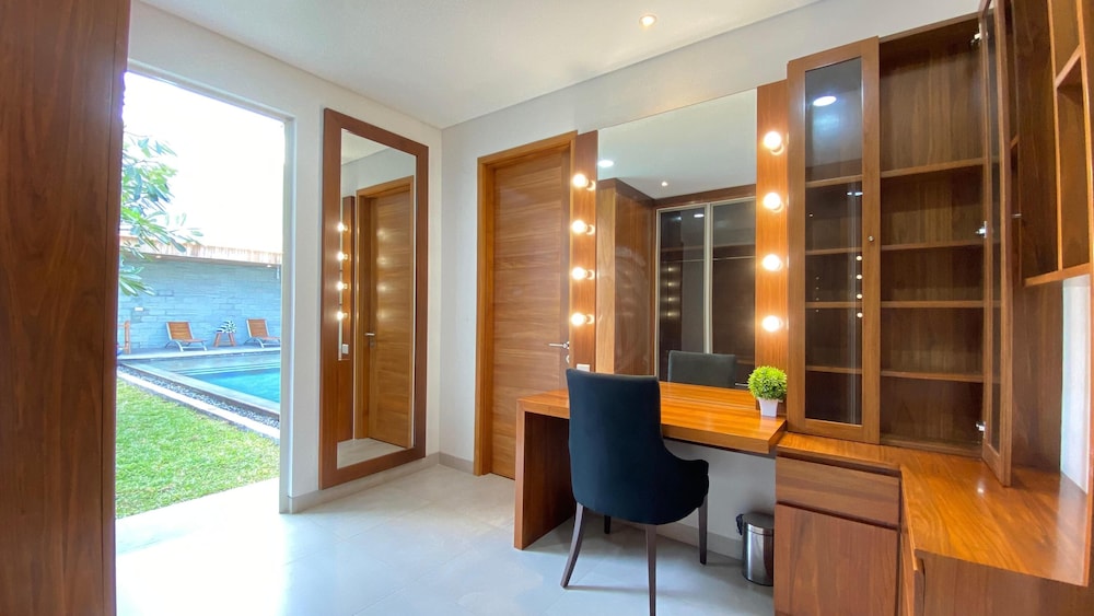 YY Villa Big Pool & Parking in Seminyak