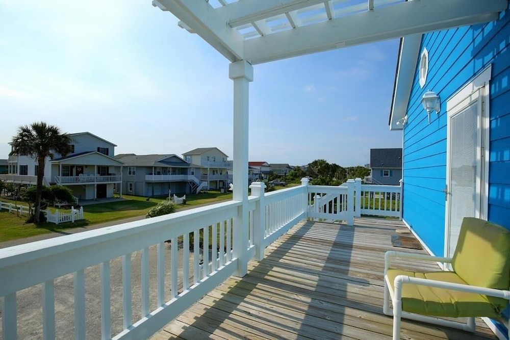 Heaven's Anchor 3 Bedroom Home by RedAwning