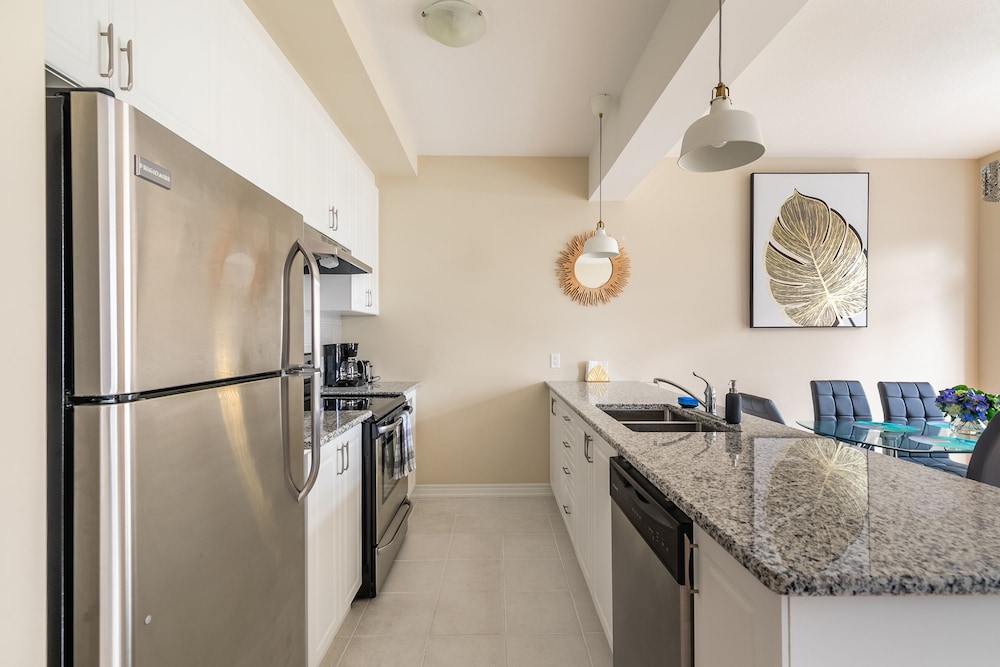 Modern 3BR 2BA Townhome in Lakeshore