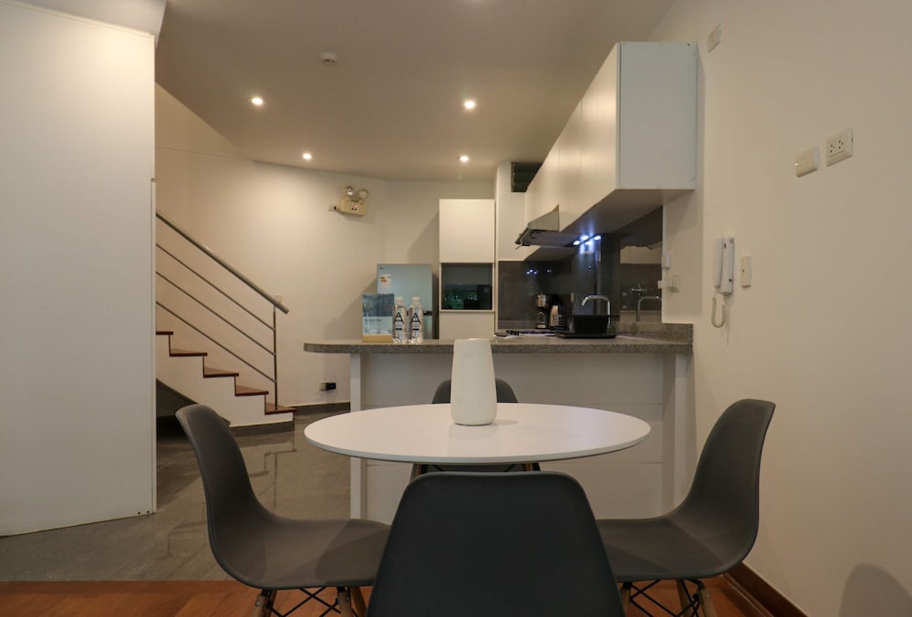 w Graceful 1BR With Balcony in Miraflores