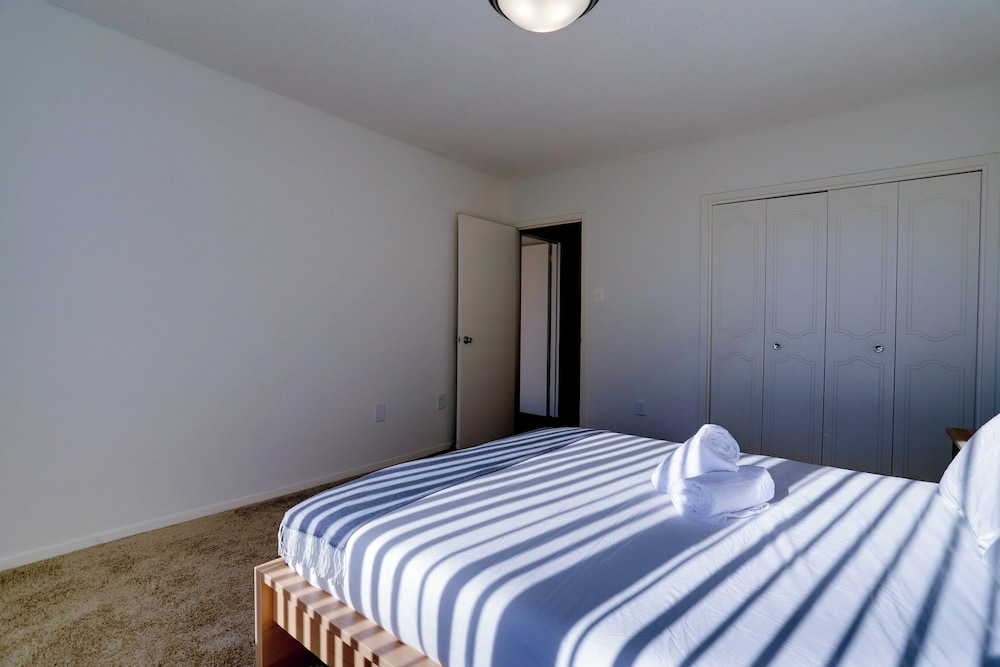 Spacious 2BR Apartment in Crystal City