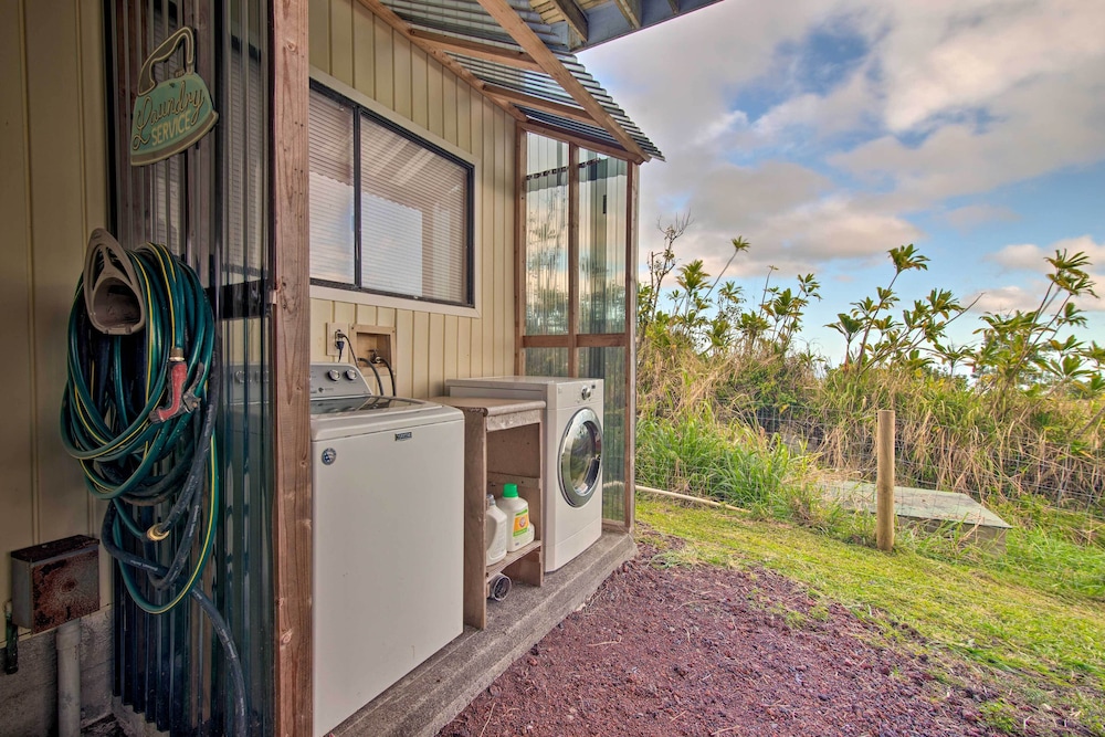 Hilo Couples Retreat  6 Miles to Honoli'i Beach! - Property Image 10