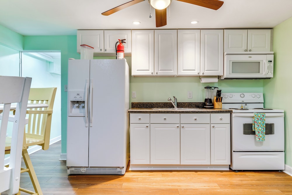 Walk to Shore: Atlantic Beach Condo w/ Pool Access