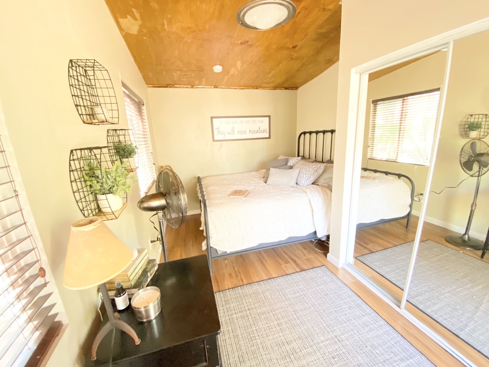 The Roca Getaway 2 Bedroom Cabin by Redawning view 2