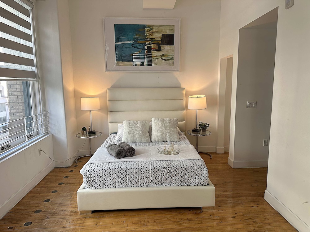 Stylish XL 2br/2ba At HWH by Oneluxstay