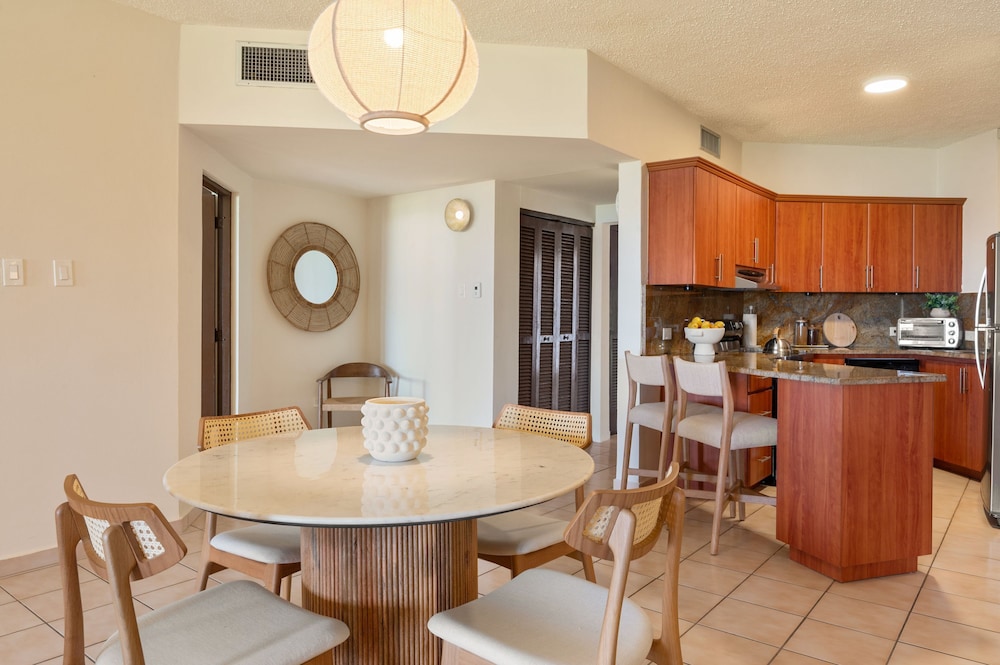 Beachfront Paradise 2BR Crescent Beach Seaside