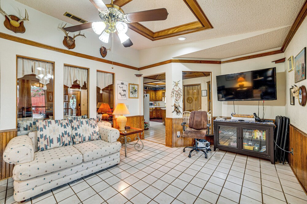 Pet-friendly Home w/ Pool - 8 Mi to Central Plano!