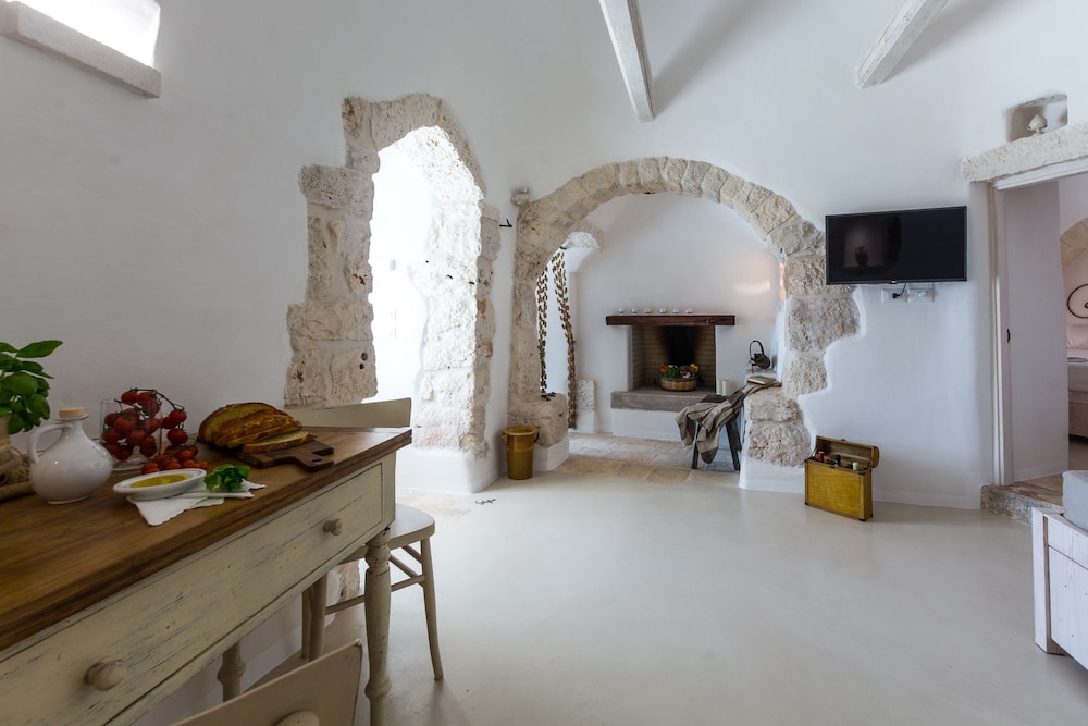 Trullo Atmosfera en Ostuni — kitchen