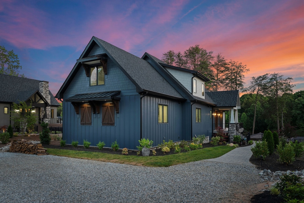 Blue Heron by Avantstay Lakefront Dock Pool Theater Sleeps 22