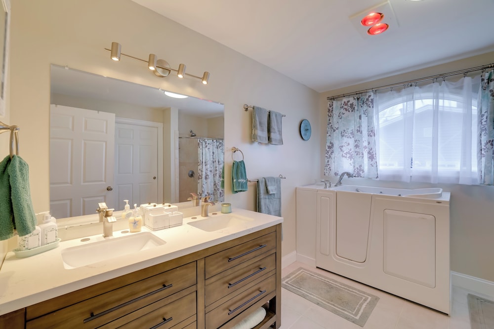 1 Mi to Beach: Nature Paradise in Lake View!