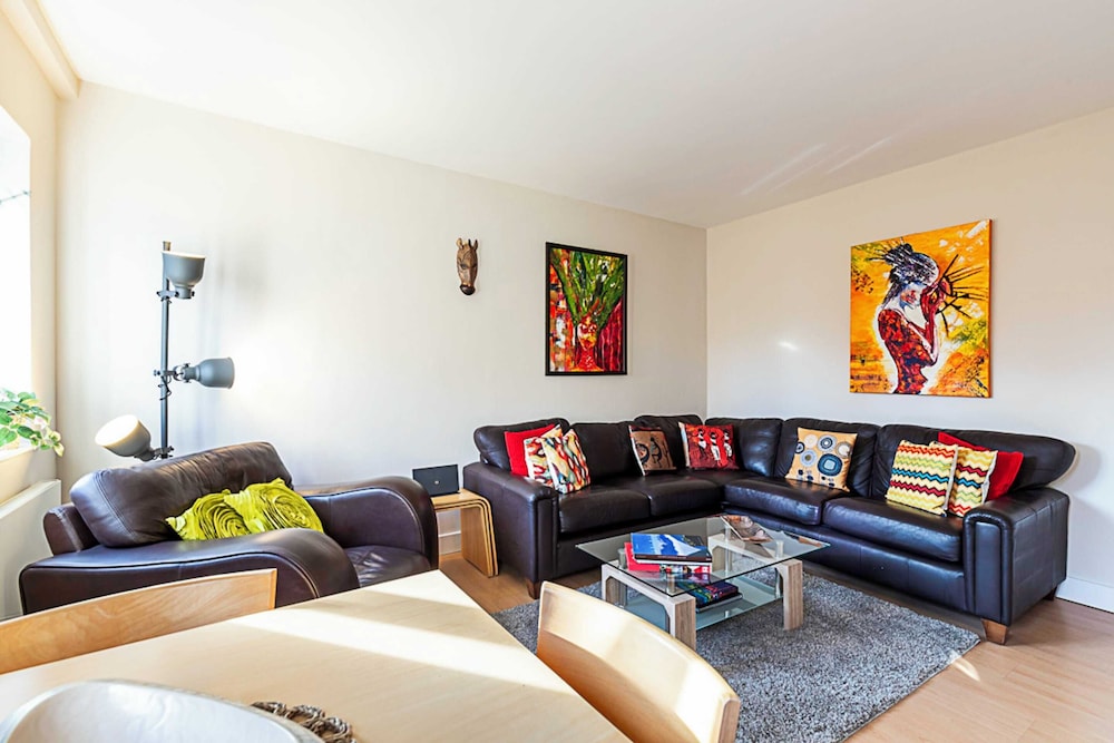 Beautiful Two Bedroom Abode Near Baker Street