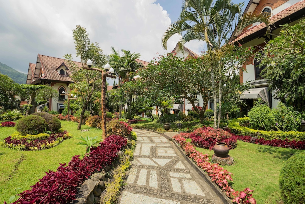 Royal Hotel and Villa Batu
