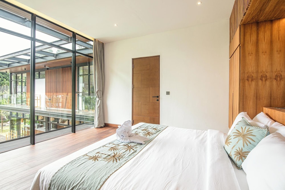 Elegant 6BR Canggu Villa Steps From the Ocean
