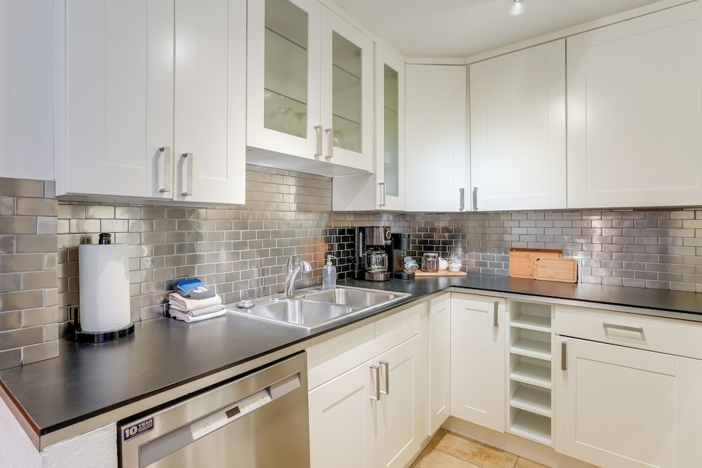 < 1 Mi to Old Town: Scottsdale Condo w/ Balcony
