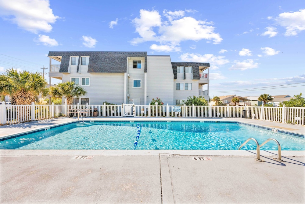 Walk to Ocean: North Myrtle Beach Condo w/ Pool