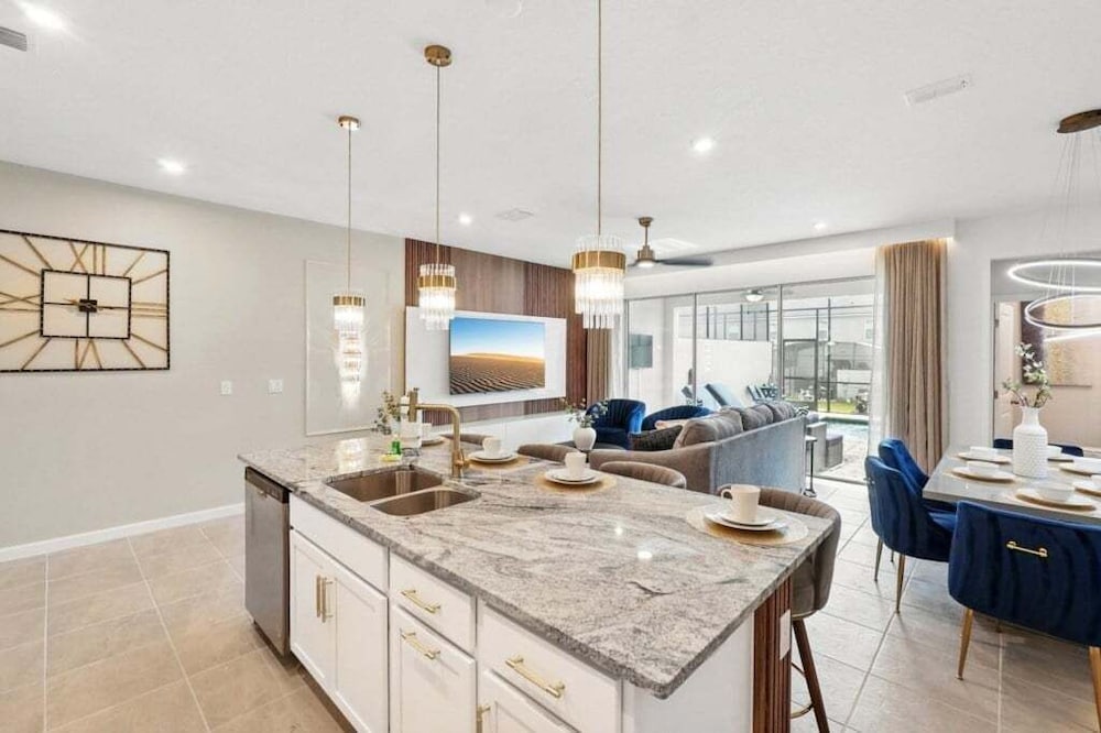 Beautiful Chic Radiance Home With Pool 5 Bedroom Townhouse