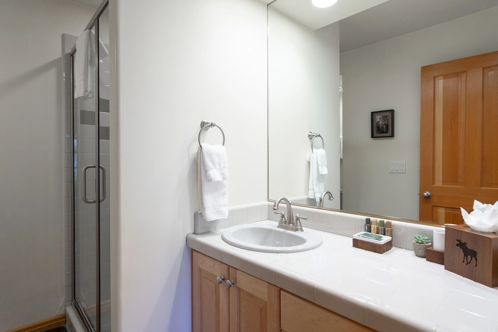 Deer Lake Village at Deer Valley Resort - Four Bedroom Condo with Hot Tub #2477 4 Condo