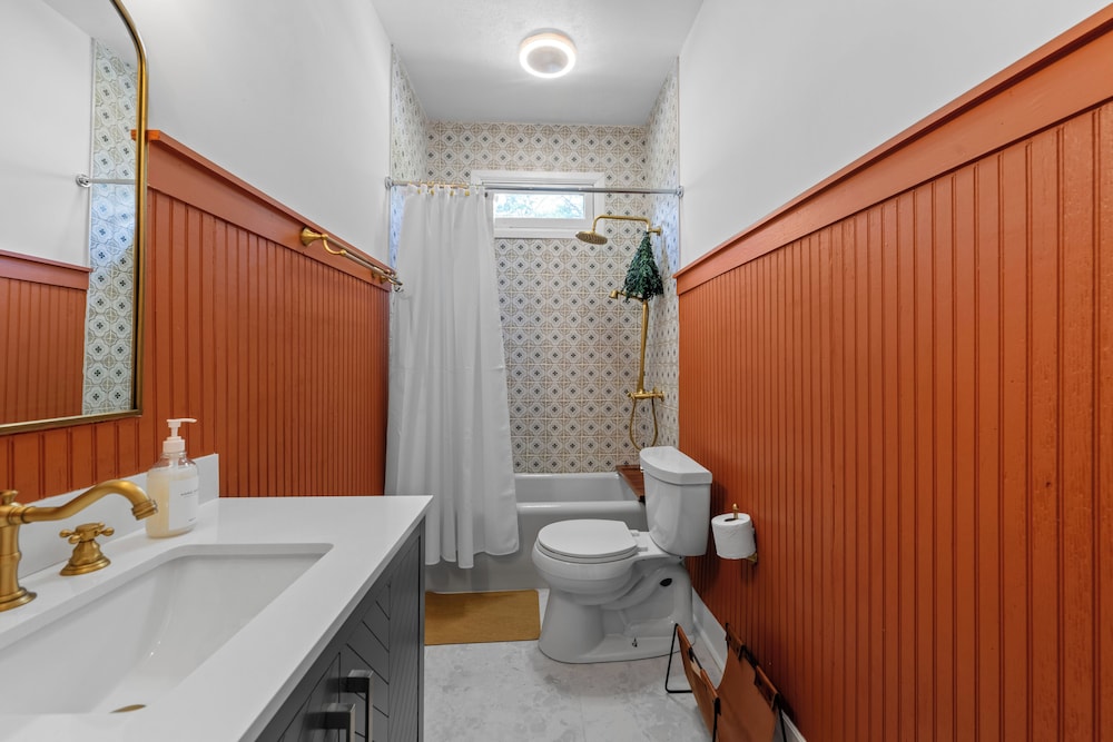 Stylish 3BR Retreat w Porch and garden