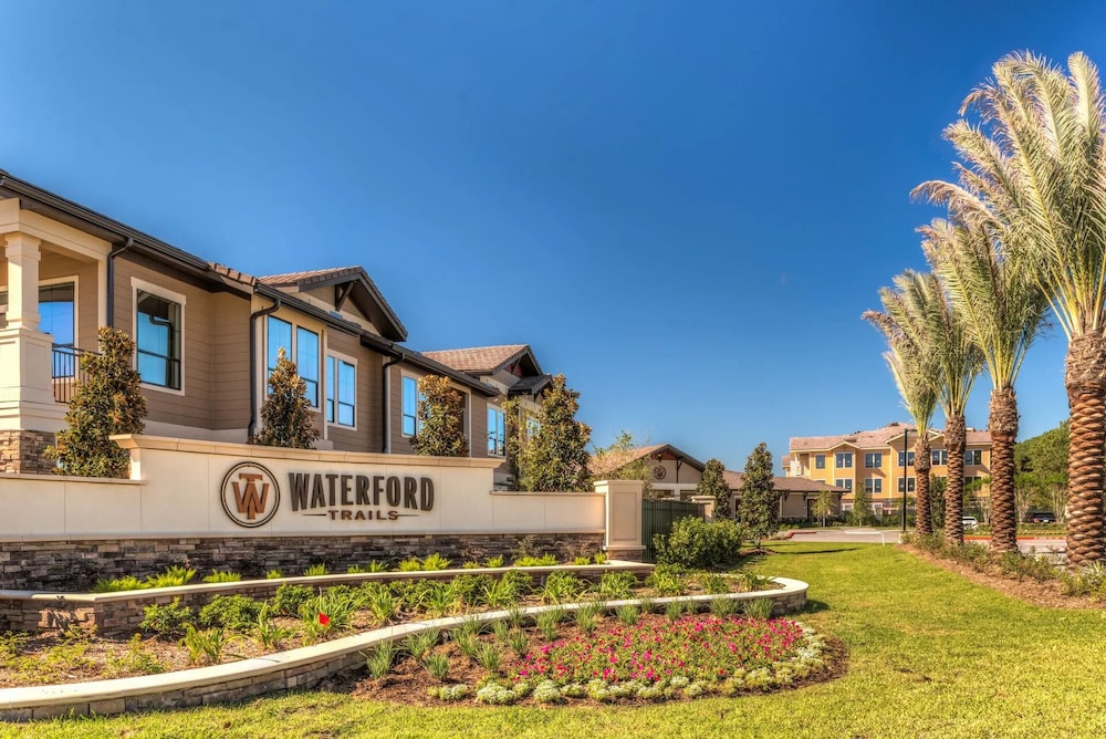 Landing Apartments Near Laurel Park