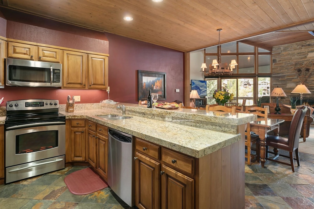 Powder Run at Deer Valley Resort - Four Bedroom Condo with Hot Tub #A32 4 Condo