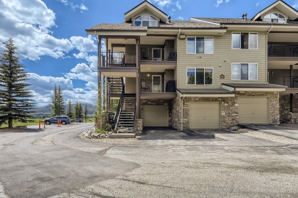 New Listing! Beautiful Frisco Condo With Lake Views! 2 Bedroom Condo by RedAwning