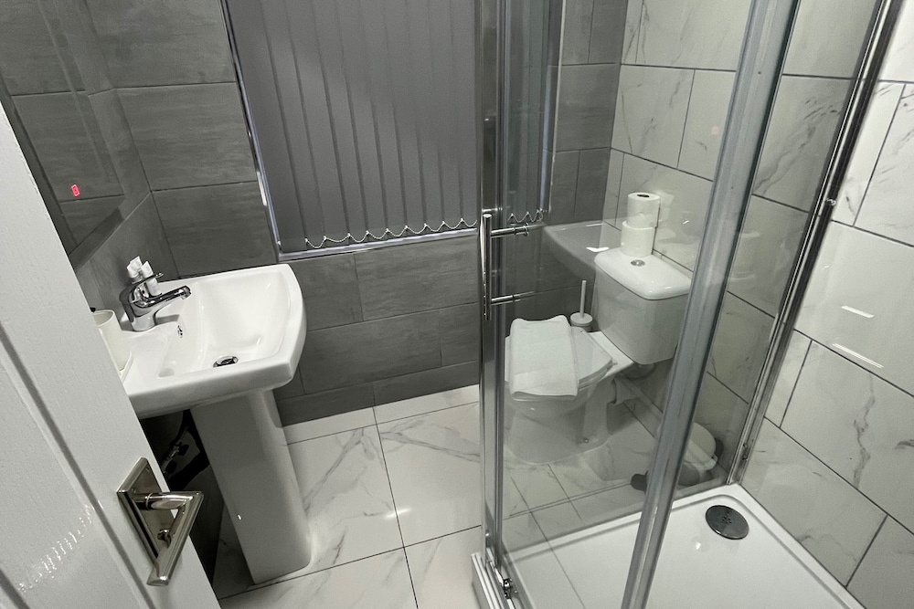 Spacious 4 Bed Home - Sleeps 7, Garden & Parking