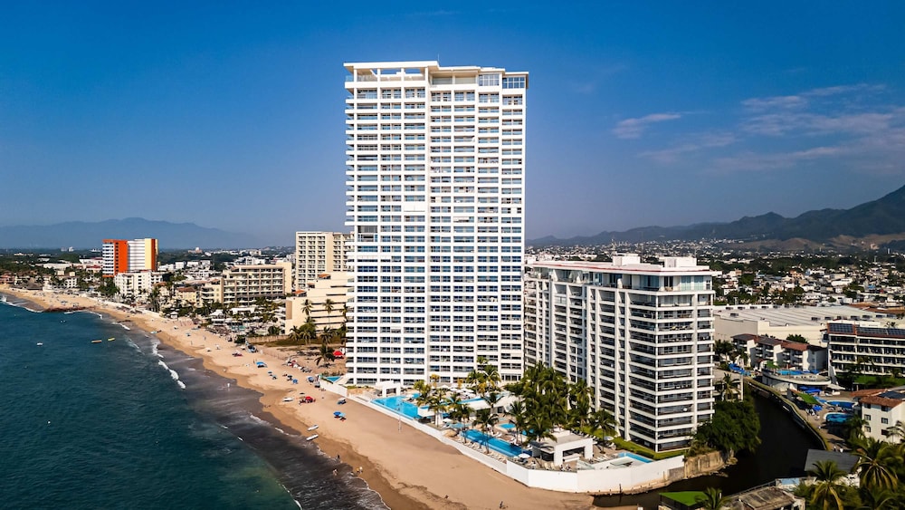 Oceanfront 1BR With Balcony - Sea View Pools