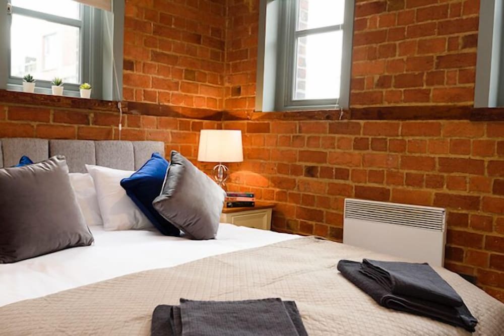 Karah Suites - Gloucester Docks view 4