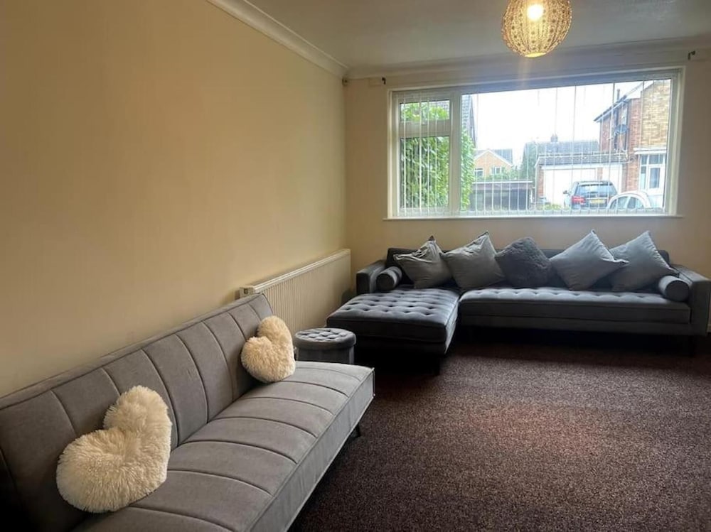 3 Bed House - Sleeps 6 - Parking - Wifi