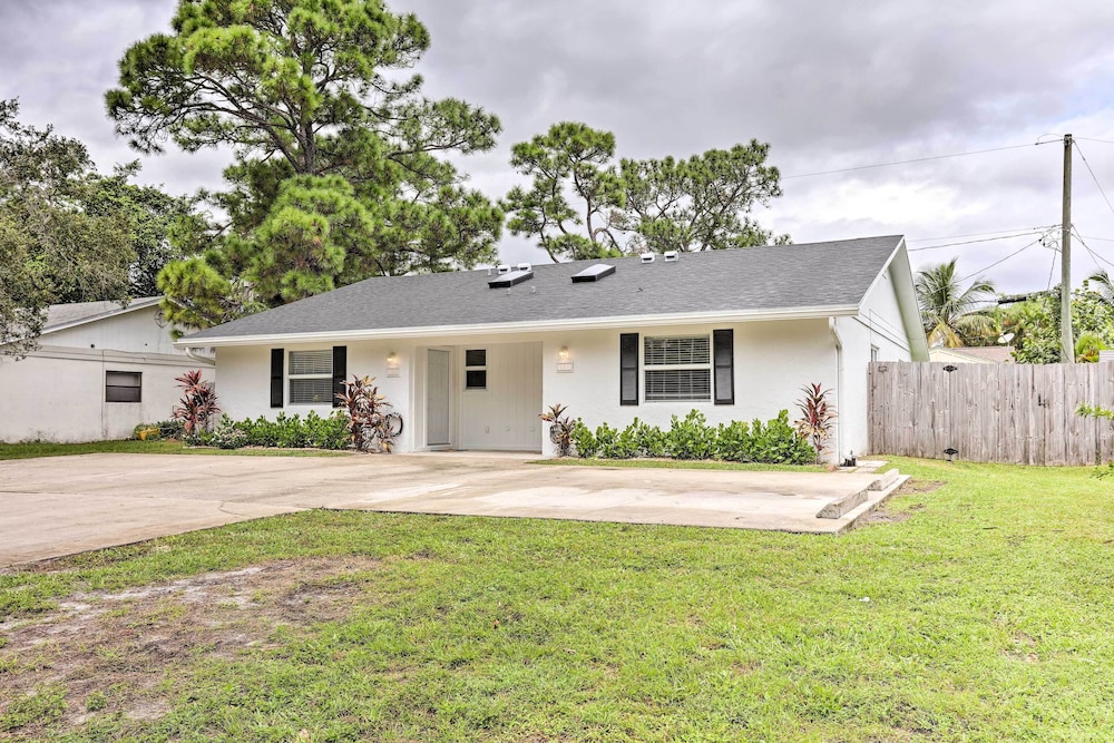 Jupiter Townhome w/ Patio & Yard ~ 6 Mi to Beach!