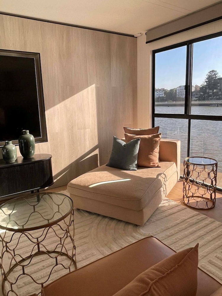Luxury Penthouse Houseboat n the Heart of the City