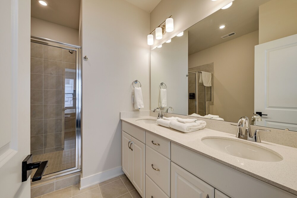 2 Mi to Uptown Charlotte: Family Townhome!