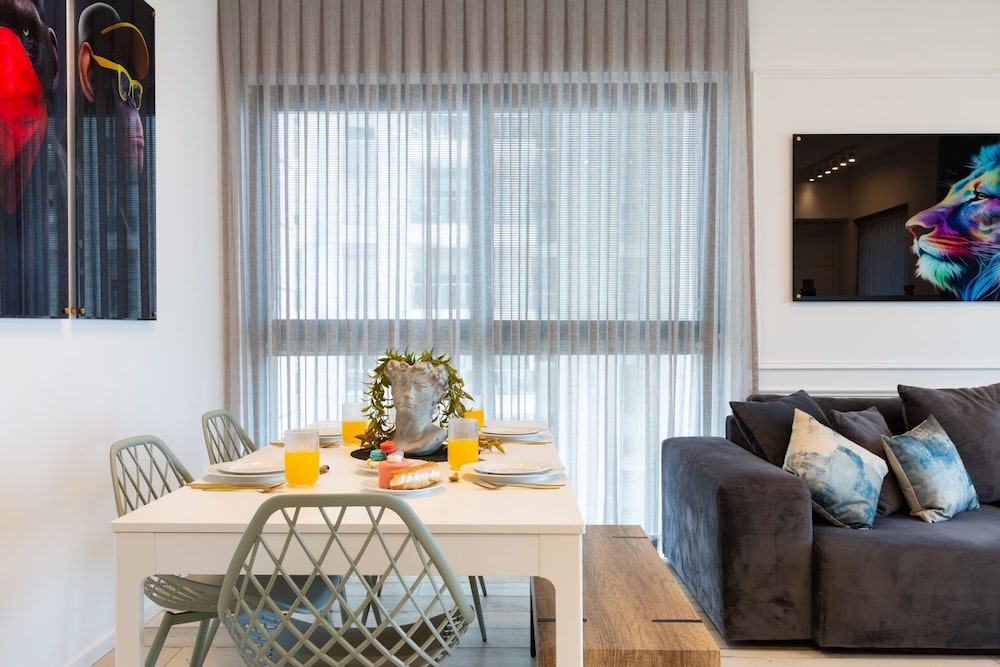 3 BR SeaFront APT Prestigious Tower