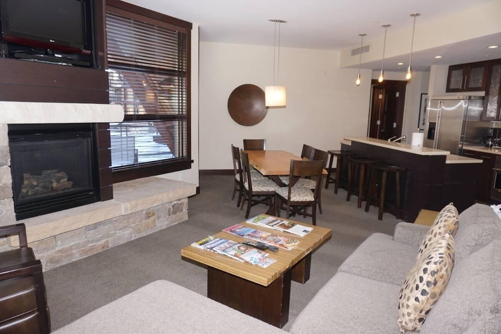 120 Carriage Way 2205 view 5