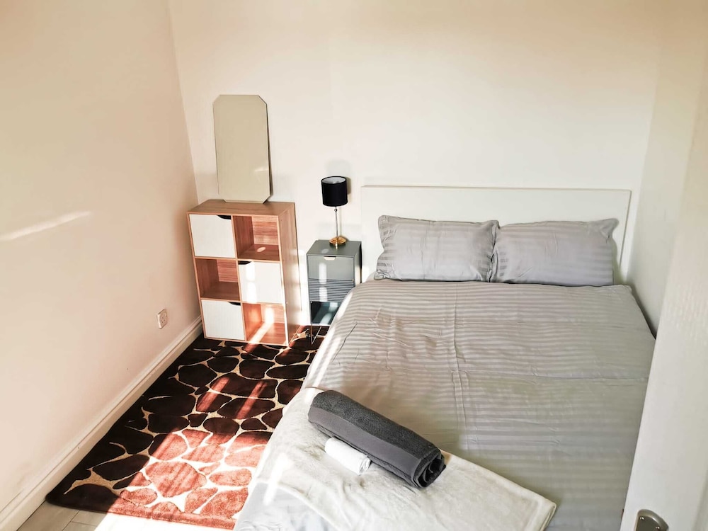 Charming 4-bed House in Manchester view 5