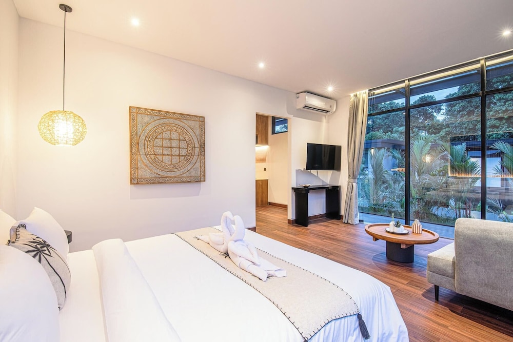Elegant 6BR Canggu Villa Steps From the Ocean