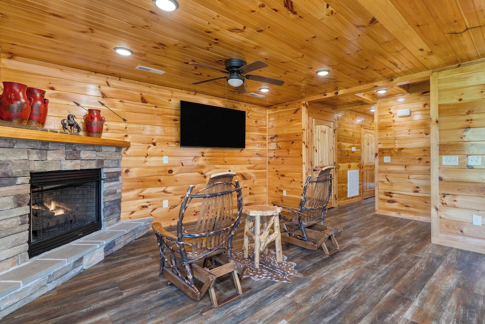 Evergreen Echo by Avantstay Cabin w/ Mountain Views, Theater, Game Room, and Hot Tub