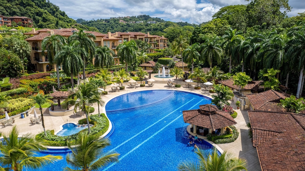 CR Luxury Los Sueños Condos