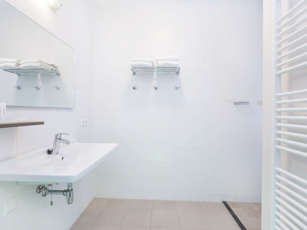 Hotel Room en Arcen — bathroom