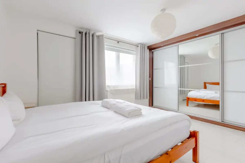 Bright 2BD Flat With Balcony - Tower Hill
