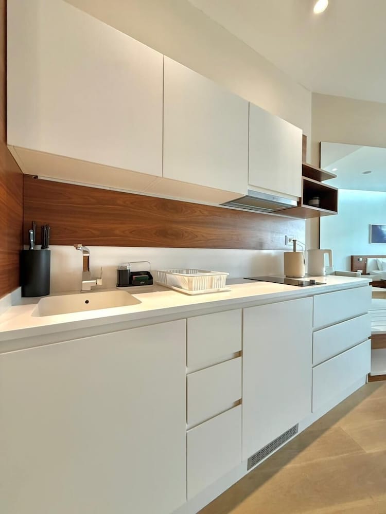 Condo Studio Plaza