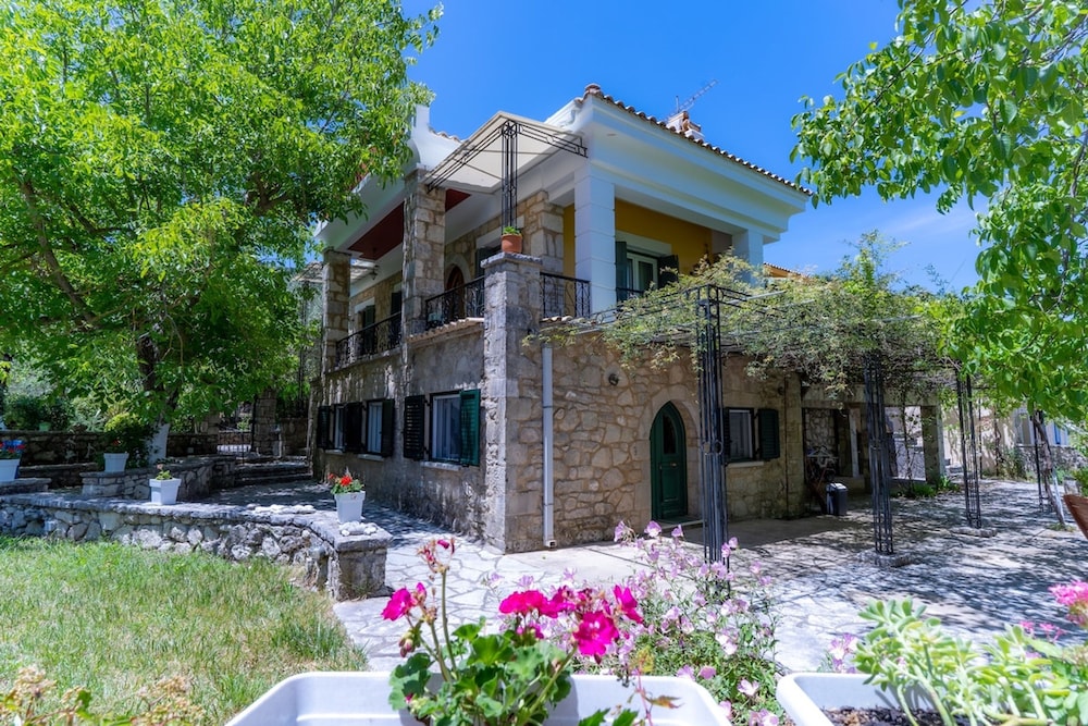 Orestis Stone Apartment for 2 With Garden