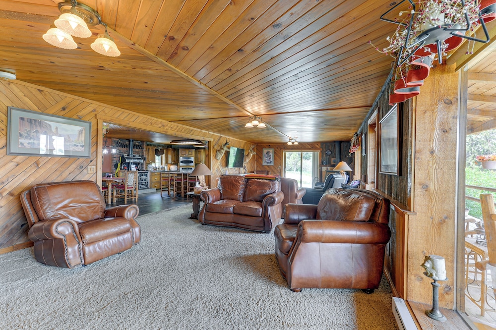 Stunning Mountain Views: Spacious Cabin in Dubois!