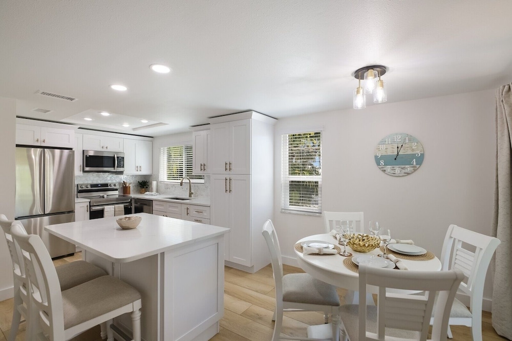 Hidden Pearl 2 Bedroom Home by RedAwning view 3