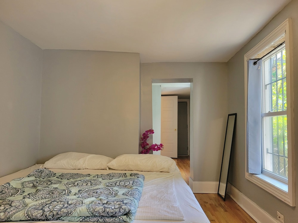 Entire House 1BD King Bed near Downtown