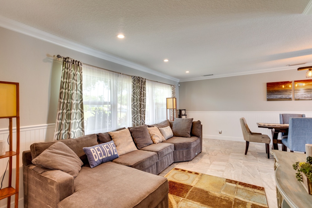 Tropical Florida Abode w/ Pool  Screened-in Patio - Property Image 16