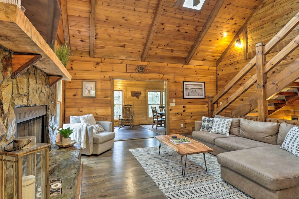 Blue Ridge Cabin w/ Hot Tub, Fire Pit, & Game Room