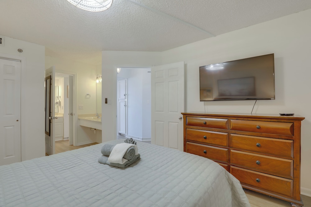 Walk to Myrtle Beach: Condo w/ Views & Pool Access